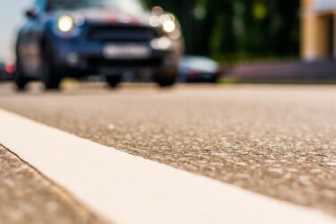 Коли водієві можна перетнути суцільну лінію розмітки і не отримати штраф: пояснення юристів