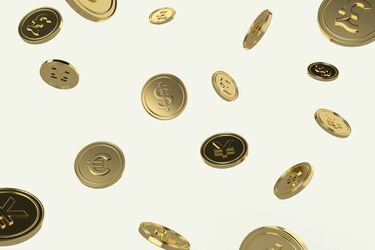 Падіння золотих монет з валютними символами на світлому фоні
