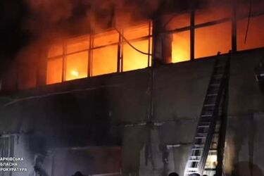 Армія РФ здійснила масовану атаку на Харків: зайнялась масштабна пожежа, є поранені, серед них - немовля (фото)