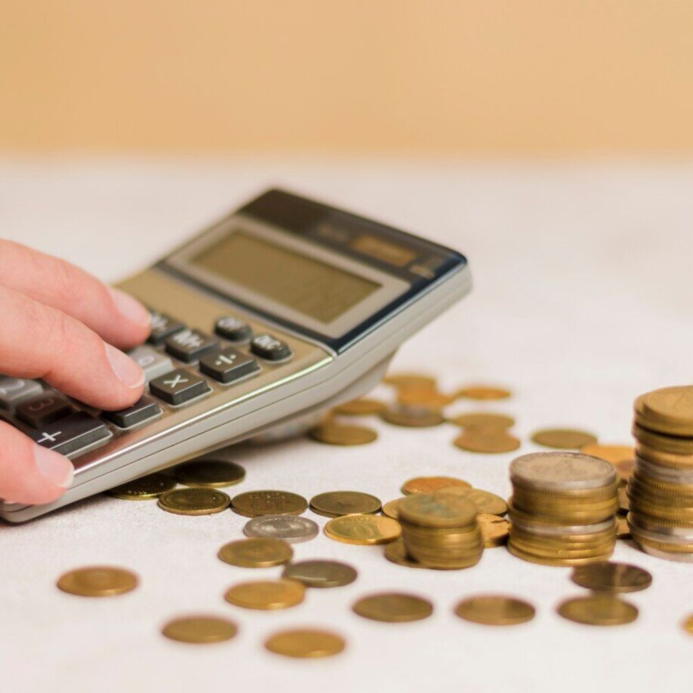 Скільки коштуватиме світло та газ з 1 травня: українцям назвали тарифи