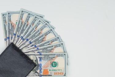 Чи варто купувати долари: українцям порадили, у що вигідніше вкладати гроші у 2025 році