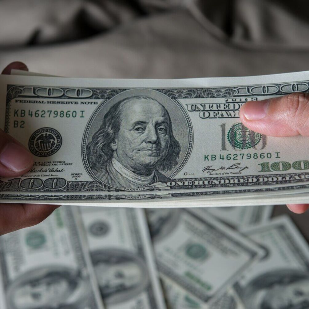 Скільки гривень доведеться віддати за 100 доларів: банкір дав прогноз курсу на тиждень