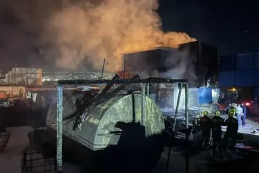 У Новоросійську Краснодарського краю РФ пролунали вибухи: спалахнула масштабна пожежа (фото)