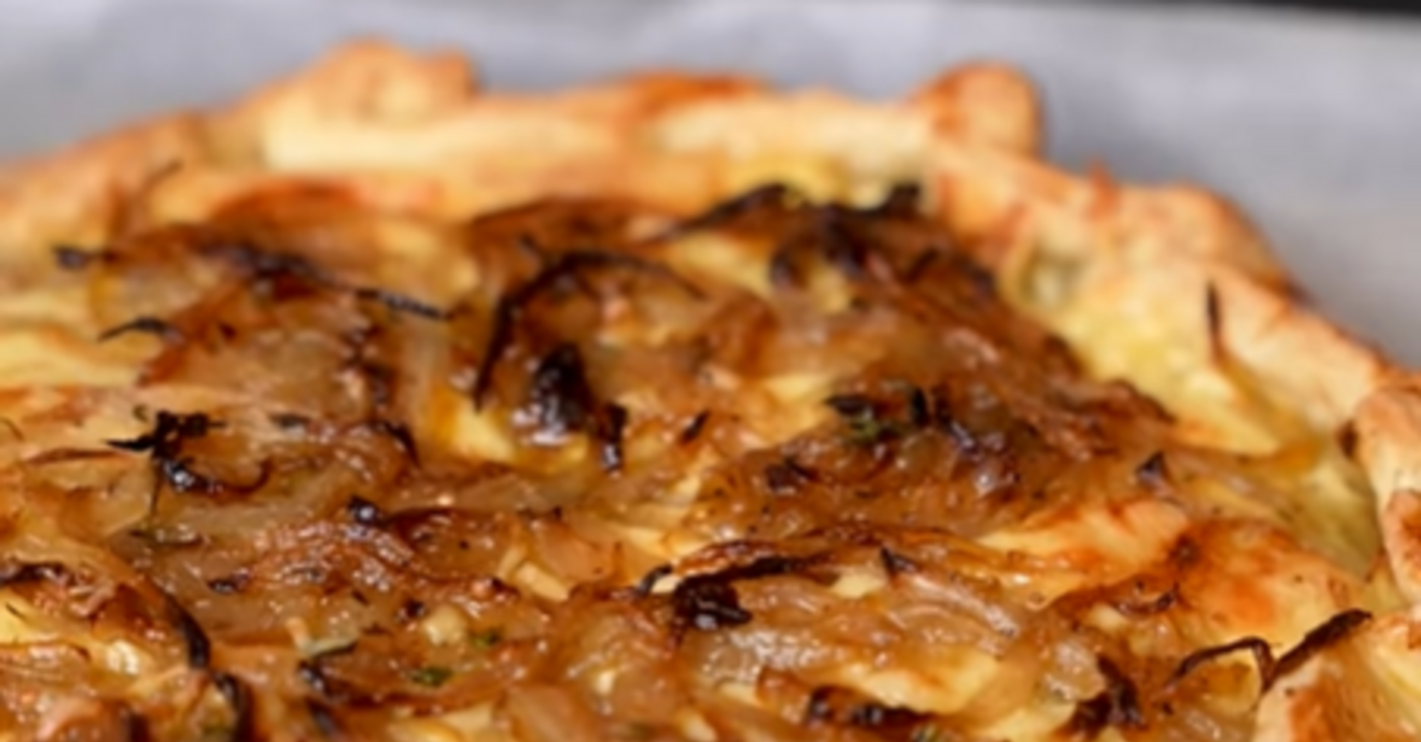 Пирог с луком, консервированной кукурузой и маком