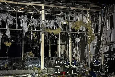 Армія РФ атакувала Харків та Київщину: влучили у житловий будинок, горів автосалон, є загиблі та поранені