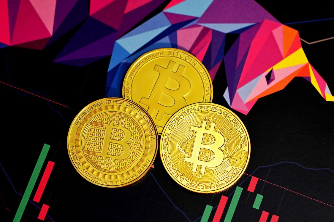 Биткоин держится уверенно, пока традиционные рынки падают