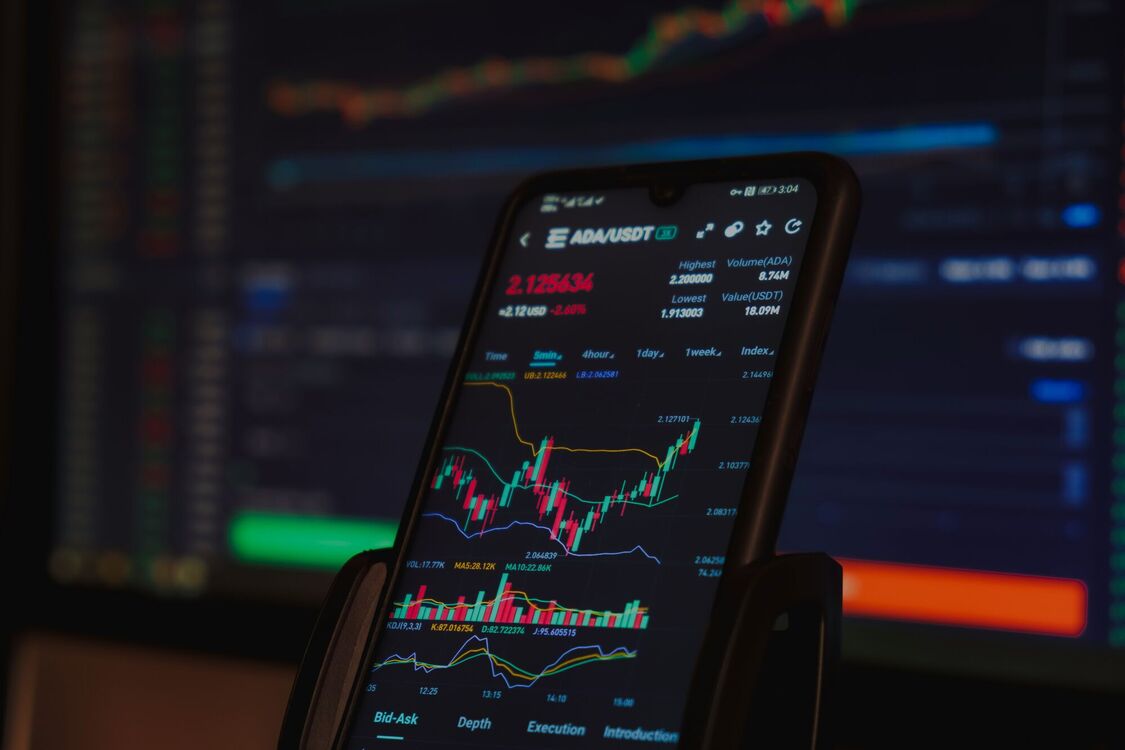 Цена биткоина опустилась ниже $75 000 на фоне торгового напряжения