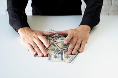 Хто зможе отримати фінансову допомогу у 100 тис. грн у 2025 році: деталі для українців