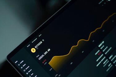 Графік зміни курсу біткоїна на екрані ноутбука
