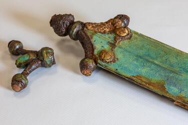 На території Франції знайшли унікальні мечі зі свастикою віком 2300 років (фото)