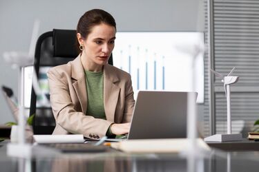 Нова реальність ринку праці: які вакансії обирають українці та на яку зарплату розраховують