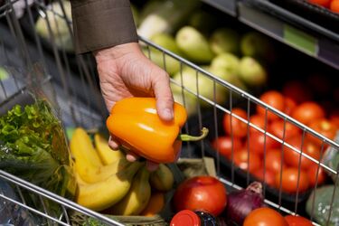 Ціни на популярні продукти знову підуть угору: чого чекати українцям