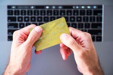 Українці ризикують втратити доступ до власних коштів: кому банки можуть заблокувати картку