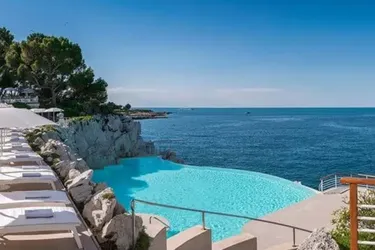 8 потрясающих гостиничных бассейнов по всему миру, от тропического оазиса посреди мегаполиса до бескрайних ландшафтных бассейнов в джунглях.