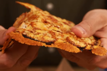 Луковые чипсы с сыром: хрустящие, пикантные – невозможно остановиться на одном!