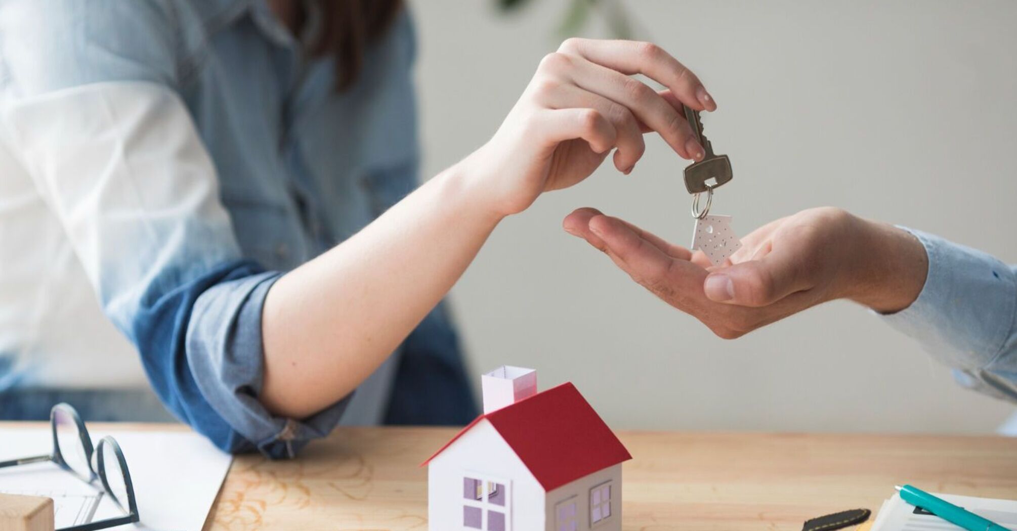 Продажа квартиры в 2025 году: какие налоги придется уплатить продавцу
