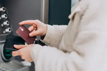 'ПриватБанк' радить клієнтам замінити картки: кого це стосується