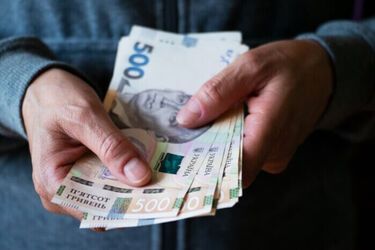 Хто з українців отримає виплати до Дня Незалежності: названо всі категорії