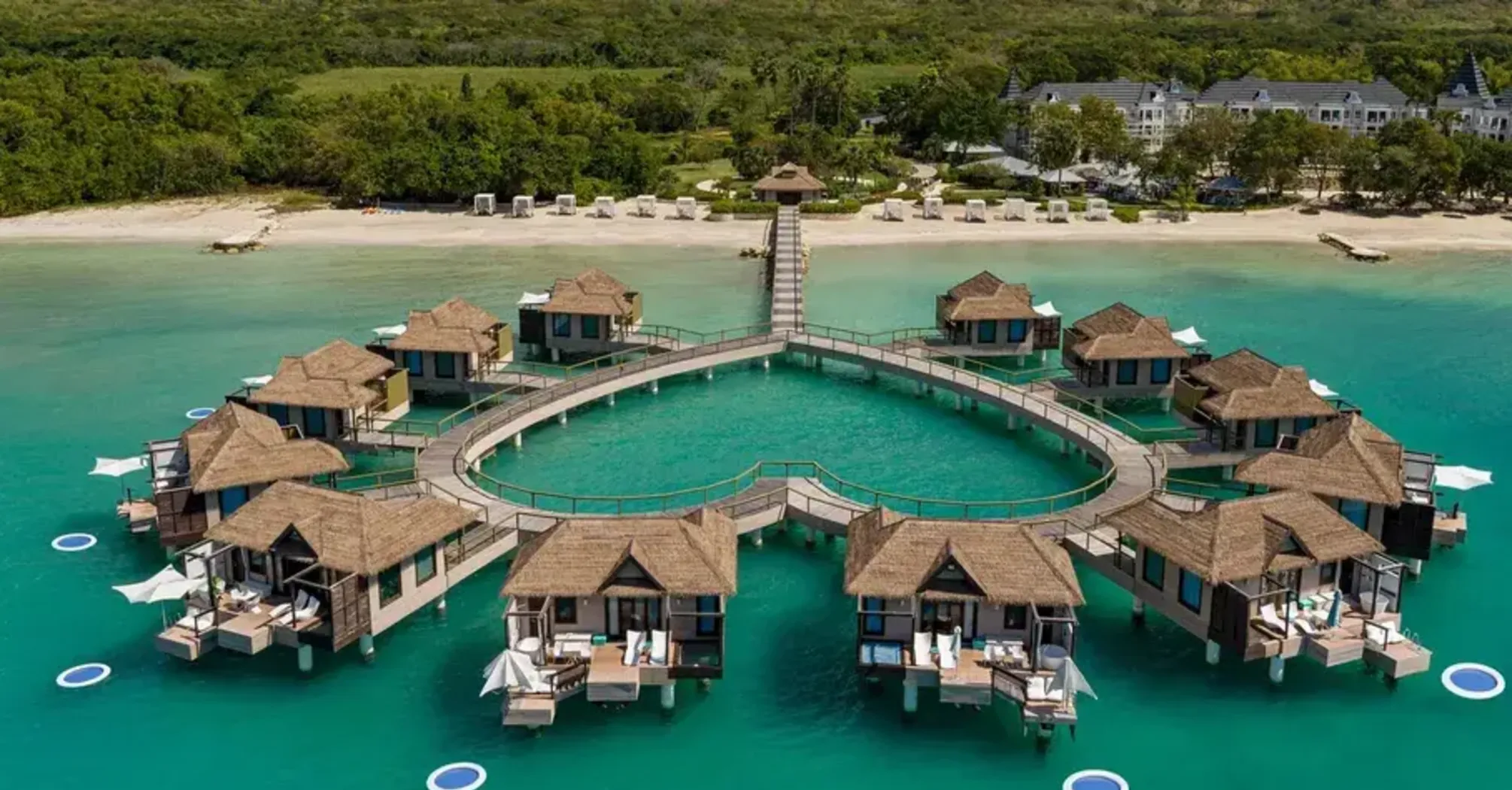 Бунгало над водою в Sandals South Coast на Ямайці: курорт мрії для романтичних подорожей і особливих моментів