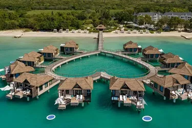 Бунгало над водой в Sandals South Coast на Ямайке: курорт мечты для романтических путешествий и особых моментов