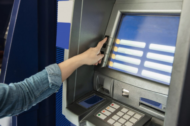 Особисті перекази під мікроскопом: коли банківське поповнення картки може зацікавити податкову