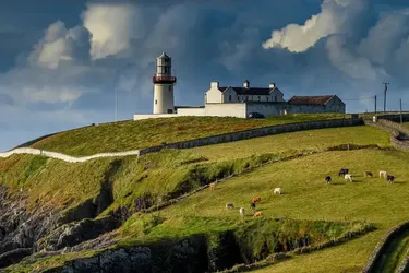 Лучшие места для посещения Ирландии: от каменных фортов, древних гробниц и замков до места создания 'Титаника' и пива Guinness