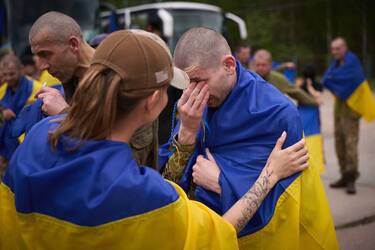Другий етап обміну '1000 на 1000': Україна повернула з полону 307 своїх захисників (фото)