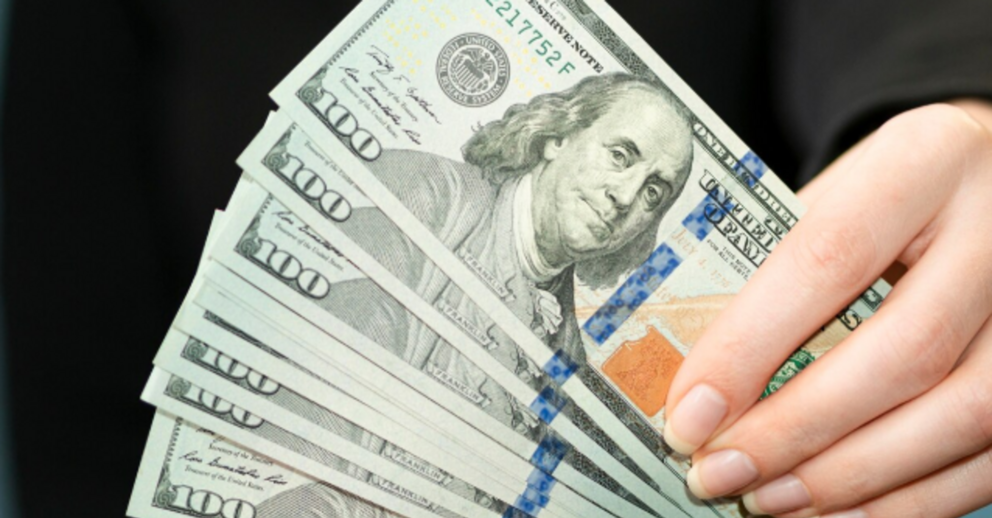 Курс долара здивує українців: експерти розповіли, що робити з грошима