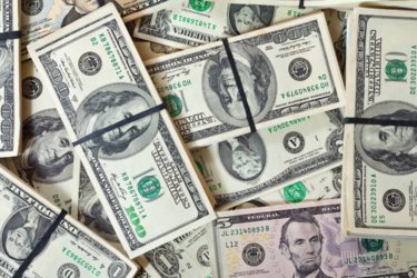 Доларові інвестиції: експерти розповіли, кому вигідно купувати валюту та коли це дасть результат