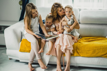 Пенсія для мами трьох дітей: хто та скільки може отримати в Україні