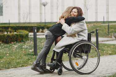 До 800 тисяч гривень підтримки: хто з людей з інвалідністю в Україні може отримати допомогу