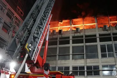 У Санкт-Петербурзі після вибухів зайнялась масштабна пожежа на заводі мікросхем (відео)