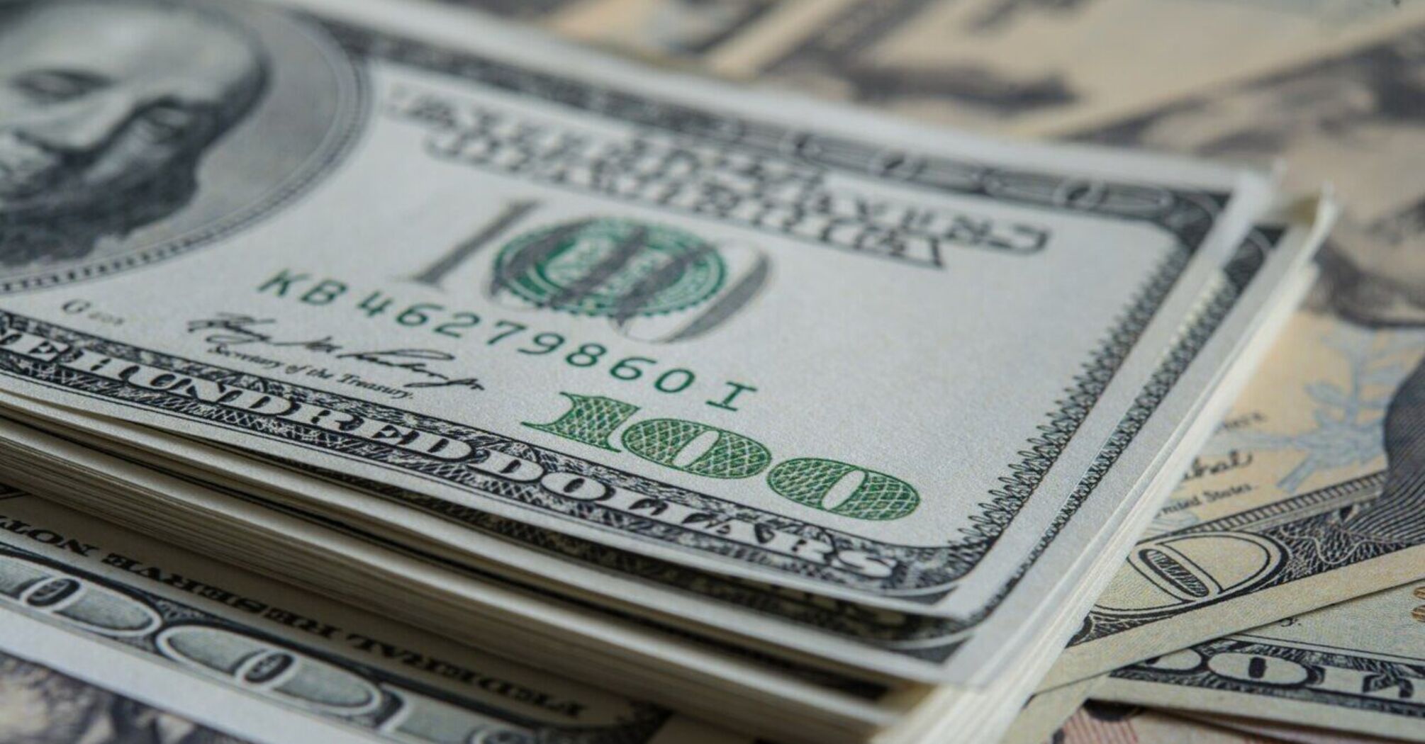 Курс із сюрпризом: що придумали обмінники та чому українцям важко продати долари