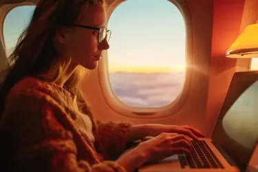 Чи є Wi-Fi в літаку, як підключитися до мережі та чи потрібно за це платити: гід з доступу до інтернету під час польоту