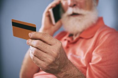 Предупреждение для украинцев: почему не стоит долго хранить пенсию на карточке