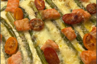 Корисний рибний пиріг з томатами та спаржею