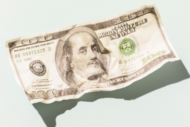 Плями та написи на доларах: чи приймуть такі гроші в банках та обмінниках