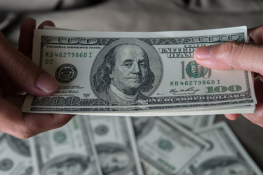 Гривня тримає оборону: коли чекати змін у курсі долара