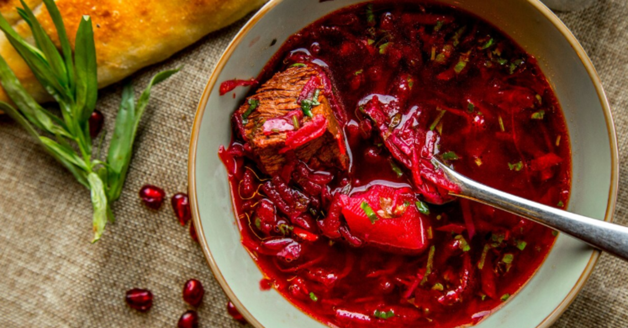 Картофель, свекла и мясо: сколько придется заплатить за борщ в Украине и за рубежом