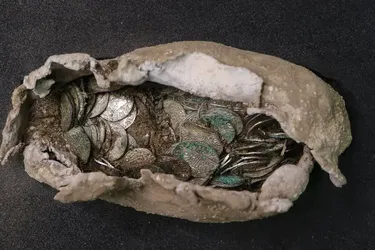 На території Англії виявили скарб із 321 монети: чим унікальний (фото)