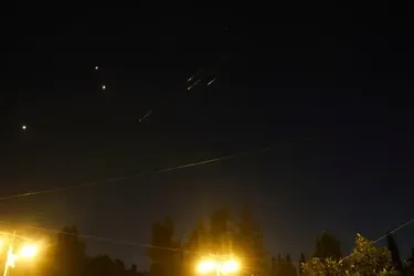 Иран атаковал Израиль новой волной ракет: взрывы всколыхнули Тель-Авив и Иерусалим, десятки раненых (видео)