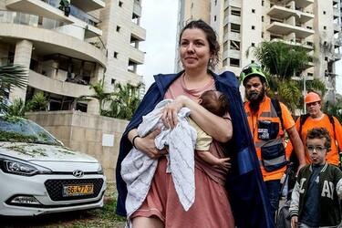 Іран атакував Ізраїль ракетами: є троє загиблих, поранені, пошкоджені електростанція багатоповерхівки та НПЗ (фото)