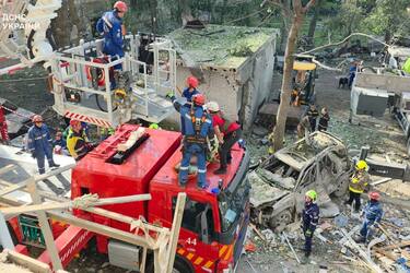 Армія РФ атакувала Україну дронами та ракетами: у Києві дрон зніс частину багатоповерхівки, в Одесі пошкоджено інклюзивний центр і будинки, 14 загиблих (фото, відео)