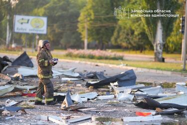 Армія рф атакувала Запоріжжя дронами: є влучання у промислове підприємство, згоріли авто (фото)
