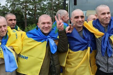 'Наши люди возвращаются домой из российского плена' – Зеленский сообщил о прибытии в Украину очередной группы украинских защитников (фото)