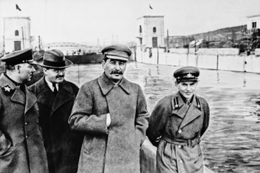 Подяка за злочини НКВС замість пам’яті про репресії: у росії активізували переписування історії