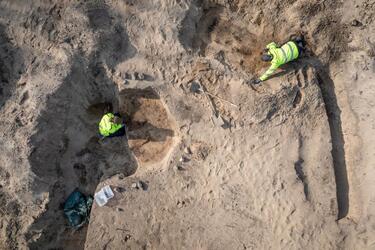 На территории Дании обнаружили погребение вождя викингов: чем уникально (фото)