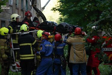 Армия РФ совершила комбинированный удар по Киеву: разрушен подъезд многоэтажки, есть погибшие и раненые (фото, видео)