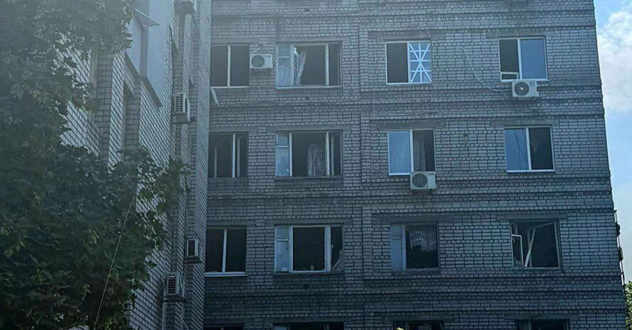 Армия РФ атаковала Днепр: повреждена гражданская инфраструктура, изуродован поезд, есть погибшие и ранены (фото)