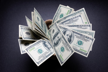 Купувати чи зачекати: що радять експерти щодо долара в Україні зараз